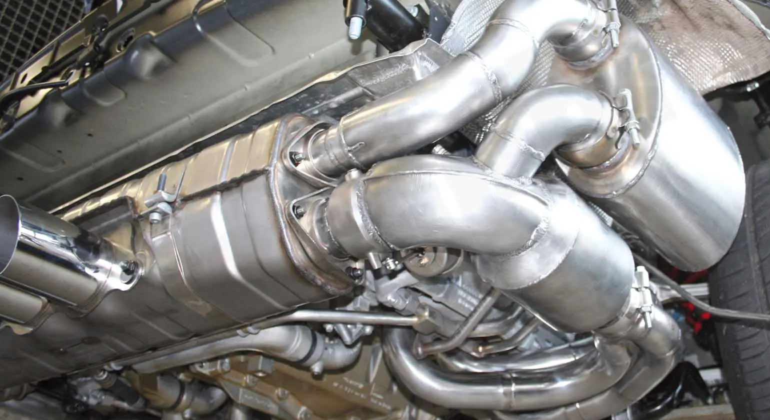 CARGRAPHIC Sportabgassystem Kit 3 für Porsche 997 GT3 Bild